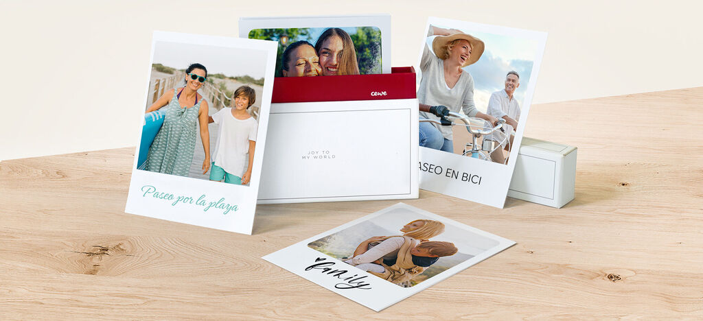 Maravillosas postales sobre una mesa, con imágenes de personas felices y diseños creativos