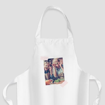 Un delantal con una foto cariñosa de amigos cocinando en la cocina.