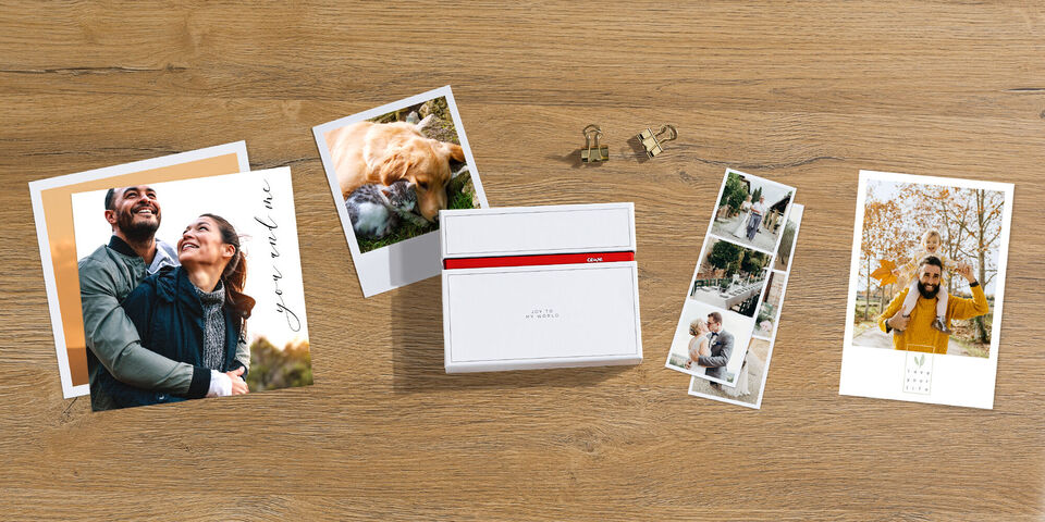 Encantadoras tarjetas de fotos y recuerdos en una mesa, rodeadas de clips