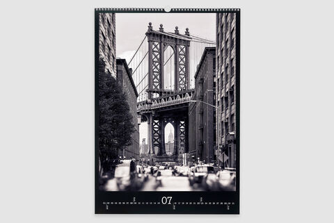 Foto en blanco y negro del Puente de Brooklyn con calles de la ciudad al frente.