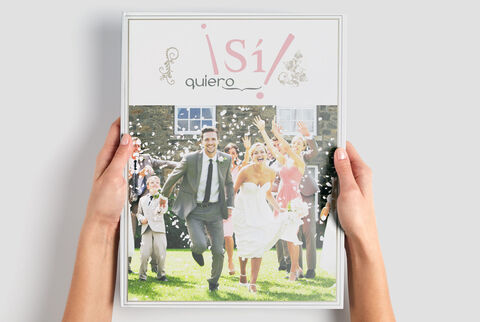 Álbum de boda con confeti y huéspedes emocionados