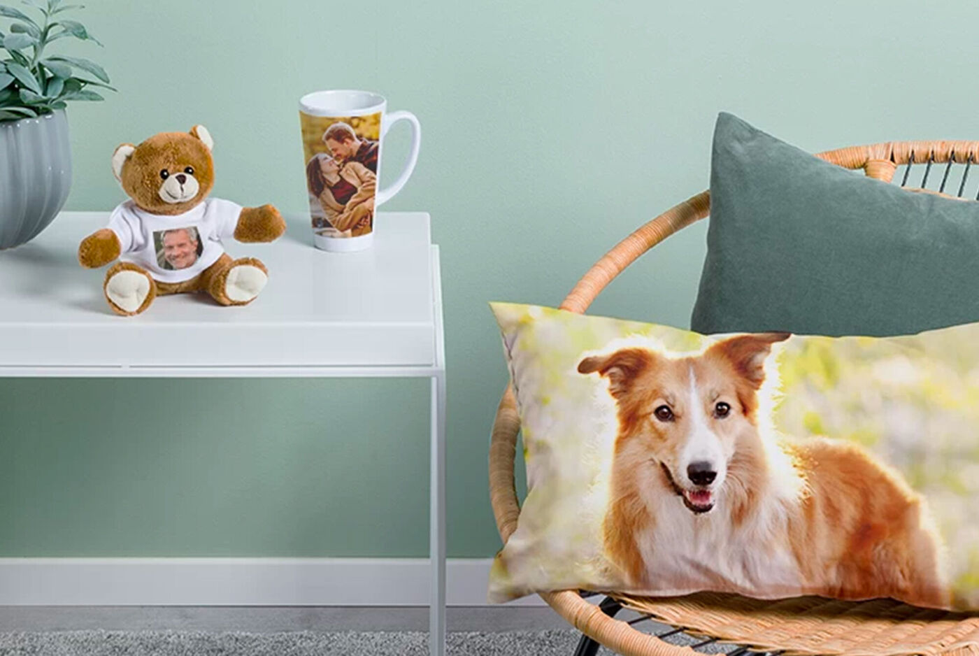 Cojín acogedor con motivo de perro, taza y peluche en la mesa