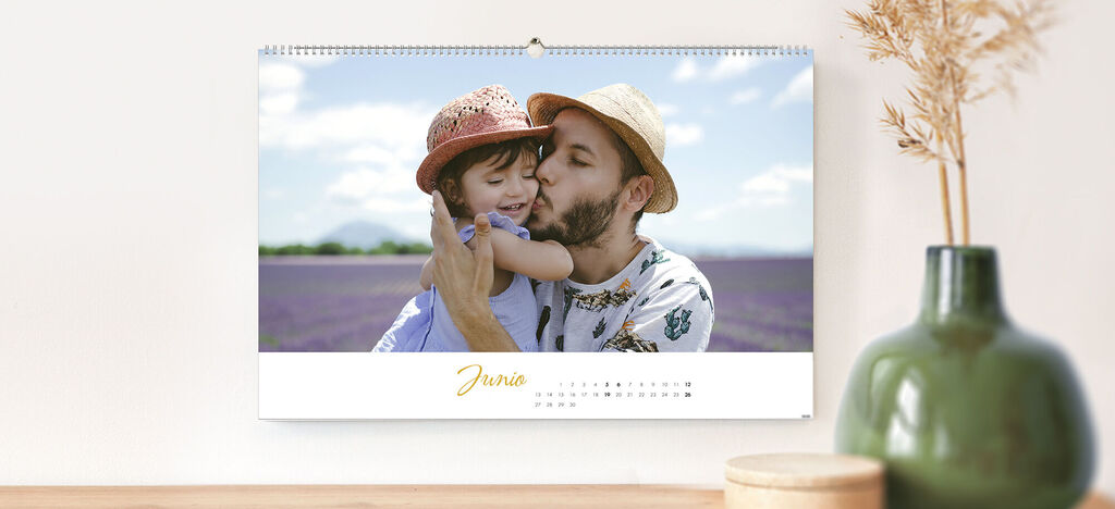 Un momento amoroso con tres personas y un calendario en la mesa.