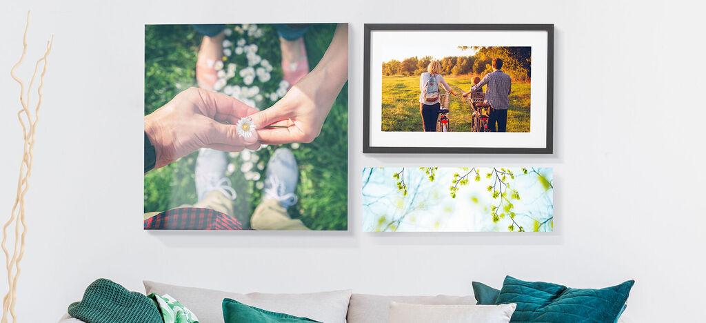 Dos imágenes en la sala muestran momentos felices: manos con flores y un grupo de amigos. Imagen de CEWE y cartel de CEWE.