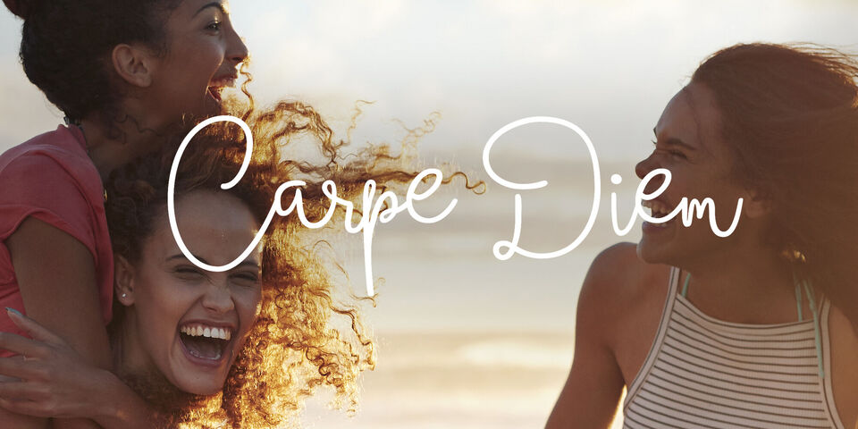 Dos amigas disfrutan de un maravilloso momento en la playa, con ambiente relajado y pelo ondeando.