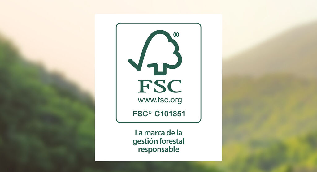 Logo FSC sobre fondo suavemente borroso que muestra sostenibilidad y responsabilidad.
