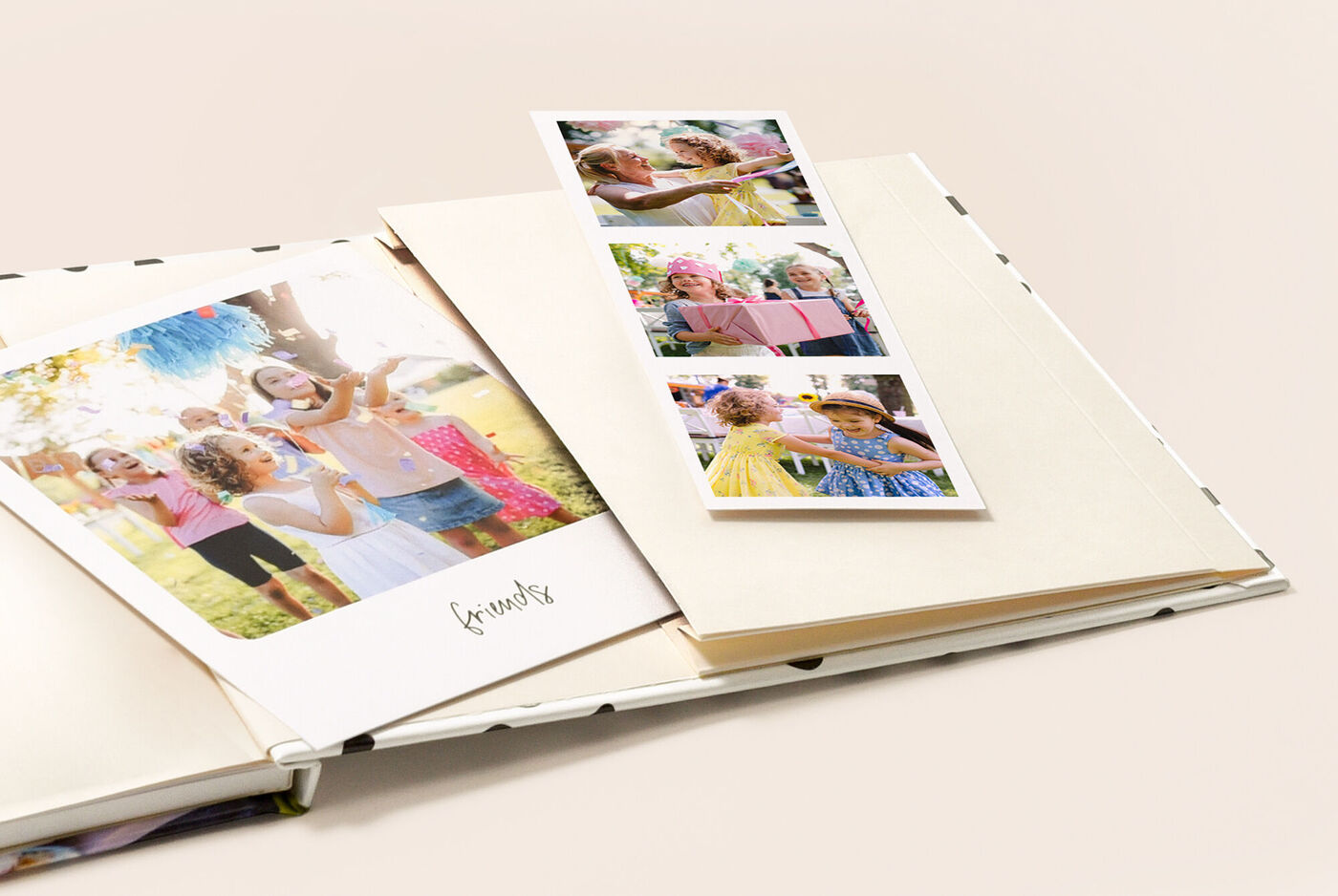 Compartimento para recuerdos para álbumes de fotos. Guarda tus recuerdos en la parte de atrás del álbum.