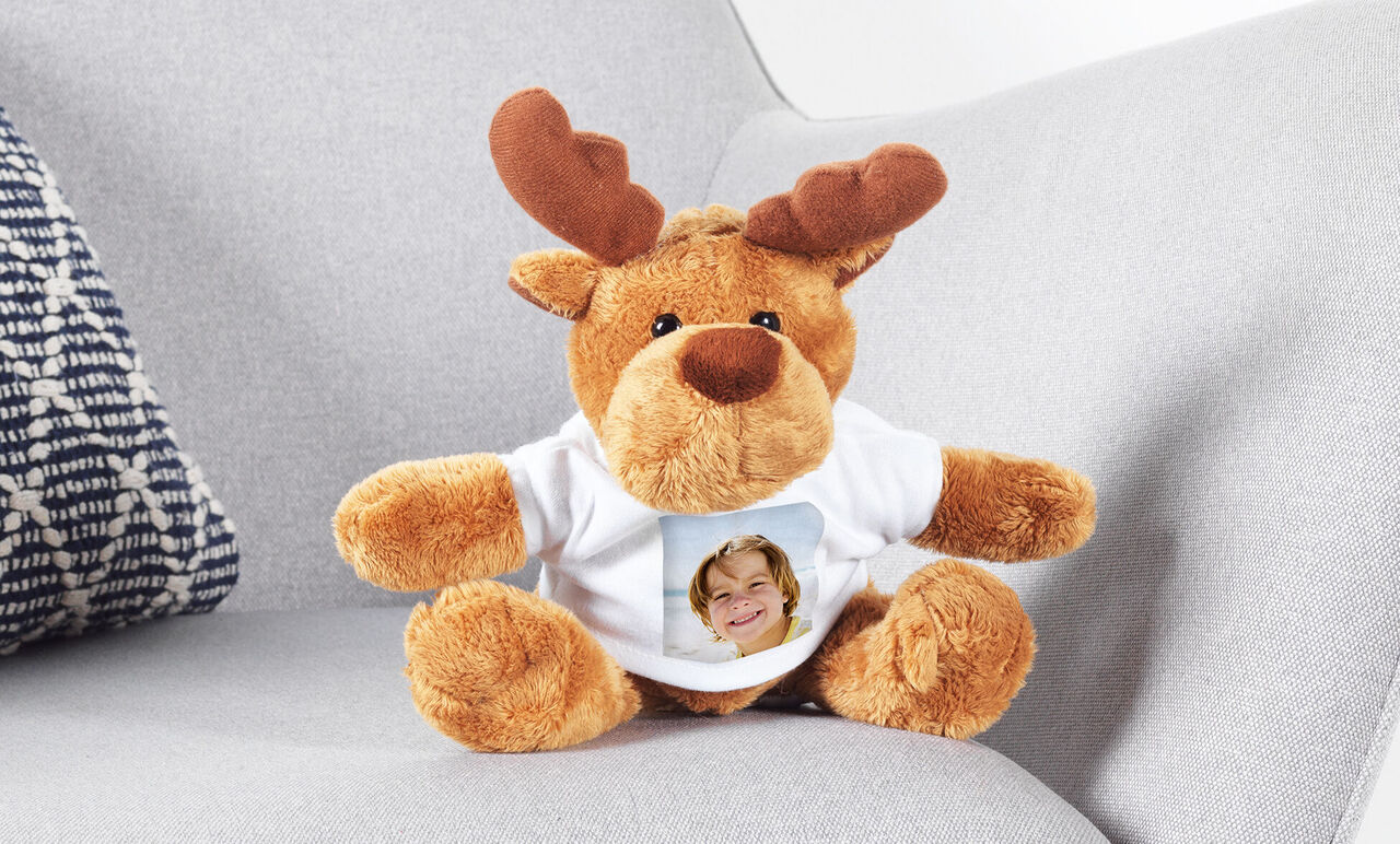 Reno de peluche para niños relleno y foto en la camiseta.