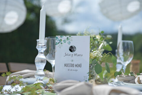 Tarjeta menú de boda con nombres Julia y Mario, decorada con hojas verdes y flores.