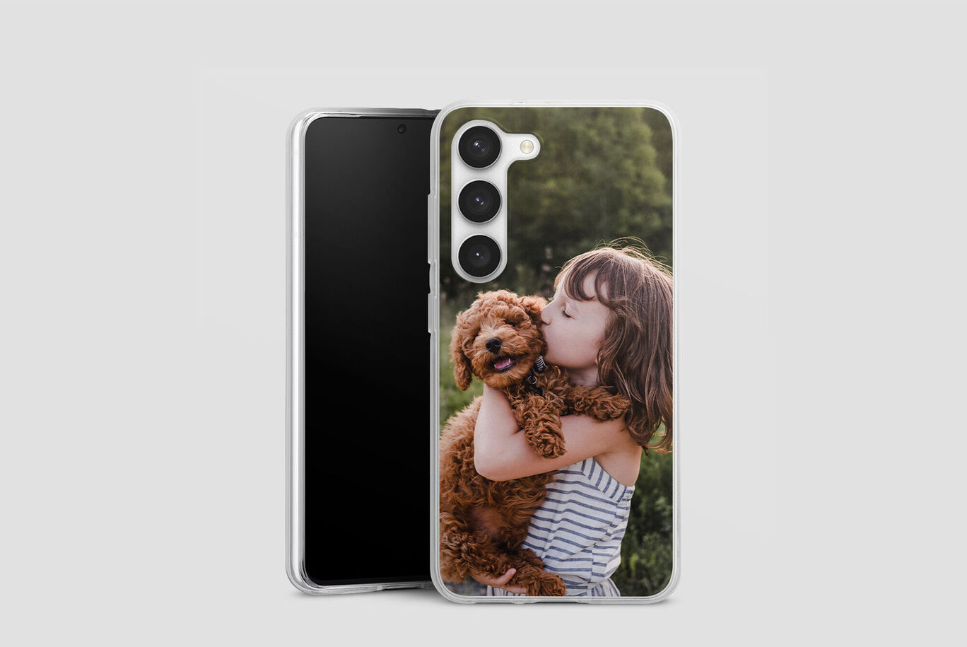 Persona feliz con un perro en una funda de móvil que muestra un vínculo amoroso.