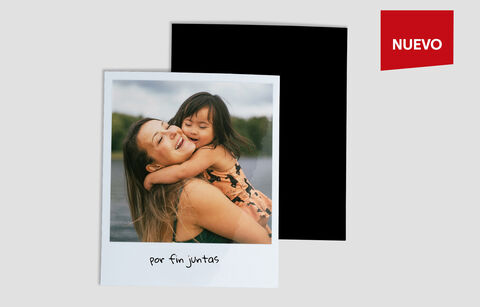 Una madre abraza a su hijo alegremente junto al lago. Hay una foto con un mensaje cálido.