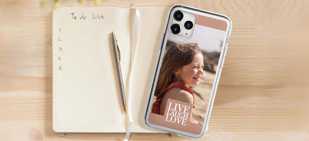 Persona muestra una funda de teléfono creativa con un diseño inspirador.