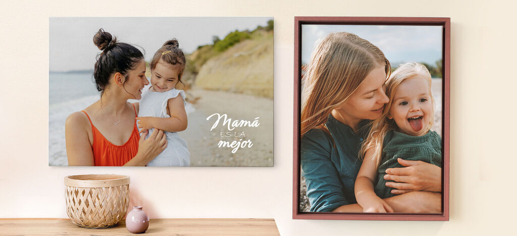 Mujer con niño en la playa, contemplando la vista, una brisa ligera sopla, alegría y amor son palpables.