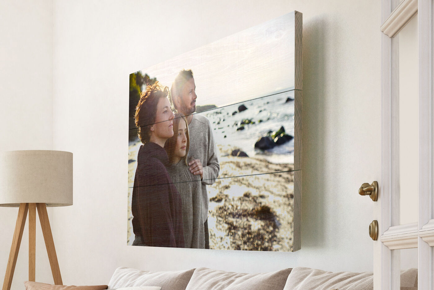 Una hermosa foto mural de una pareja en la playa disfrutando juntos momentos valiosos.