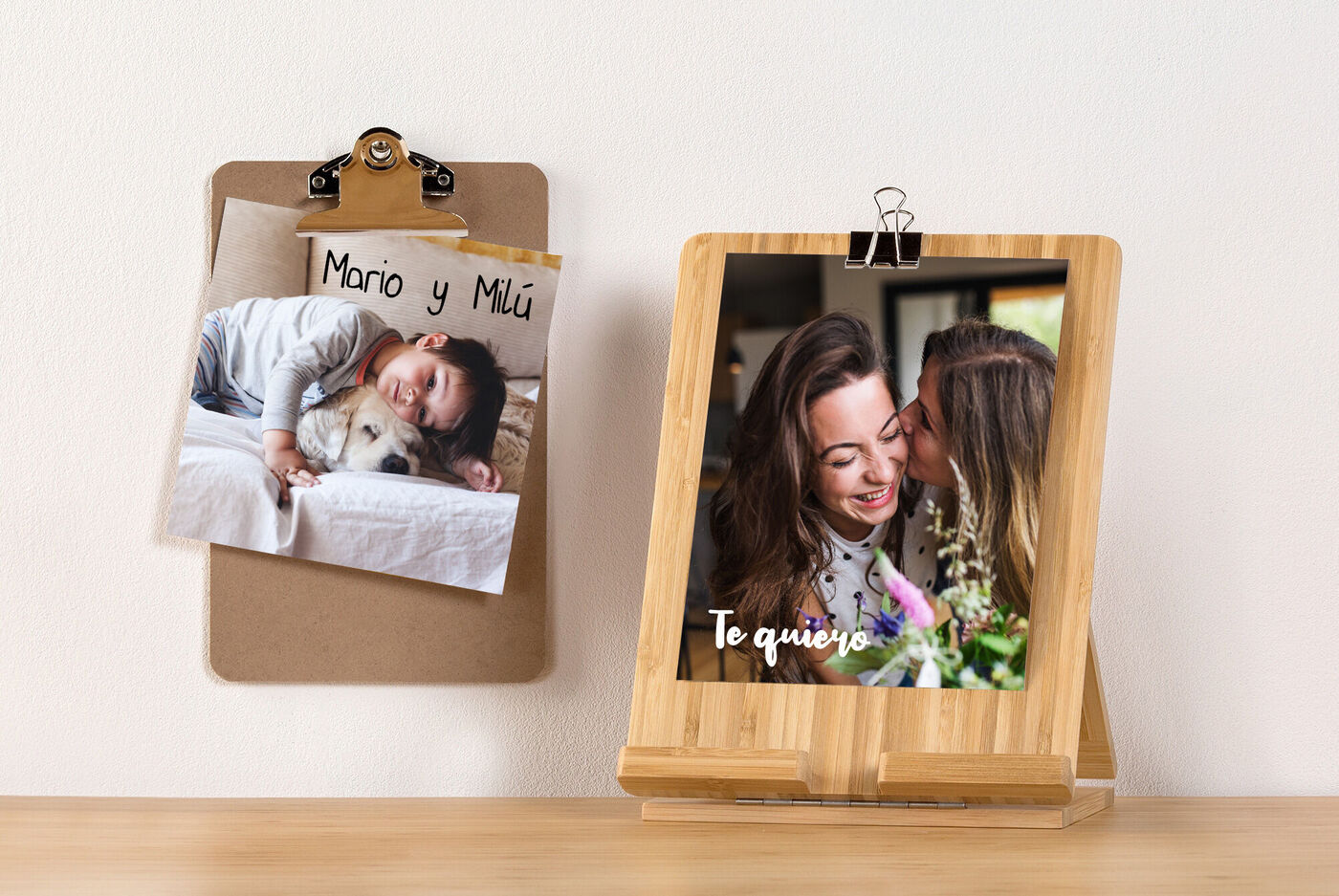 Un álbum de fotos diseñado con amor en una pizarra con un golden retriever y dos personas abrazándose.