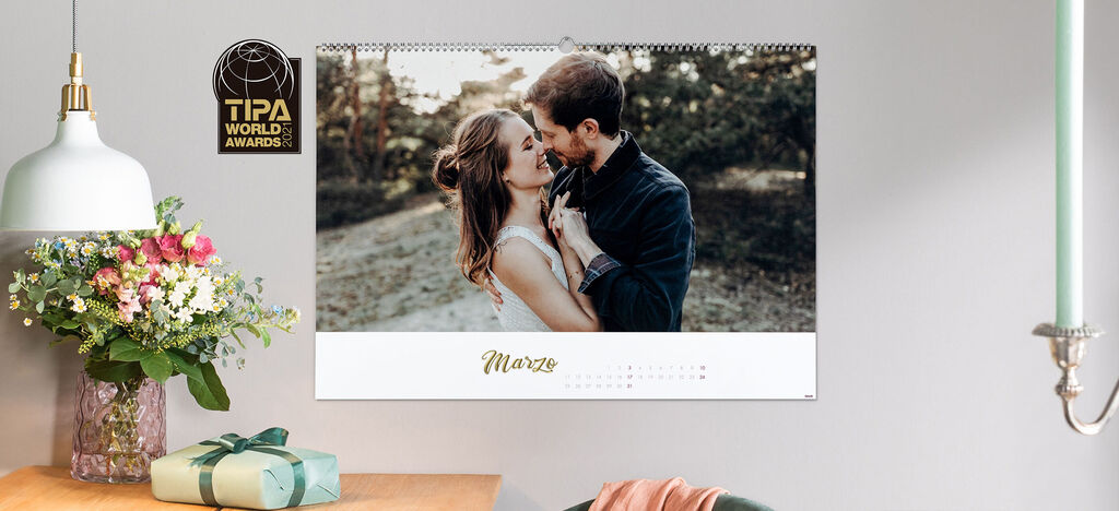 Calendario con una pareja romántica en la naturaleza.