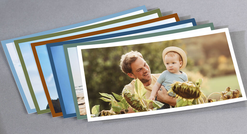 Un padre sostiene sonriente a su hijo en brazos, rodeado de plantas. Irradia felicidad y amor.