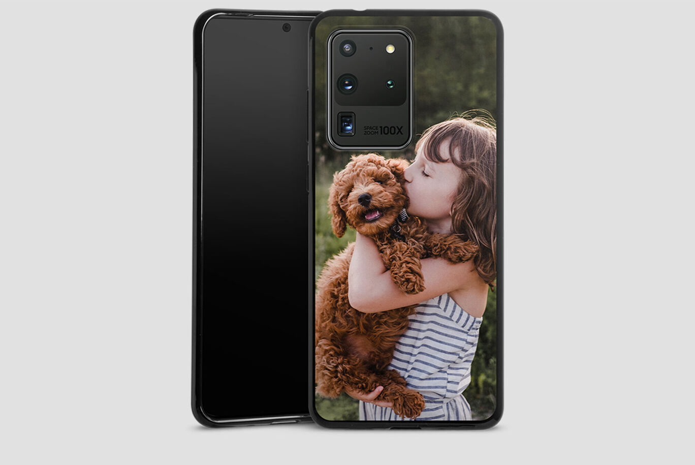 Una niña sostiene un perro marrón en sus brazos, ambos irradian alegría.