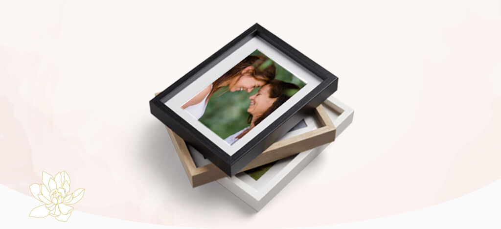 Tres marcos de colores con una foto de dos personas sonriendo de cerca