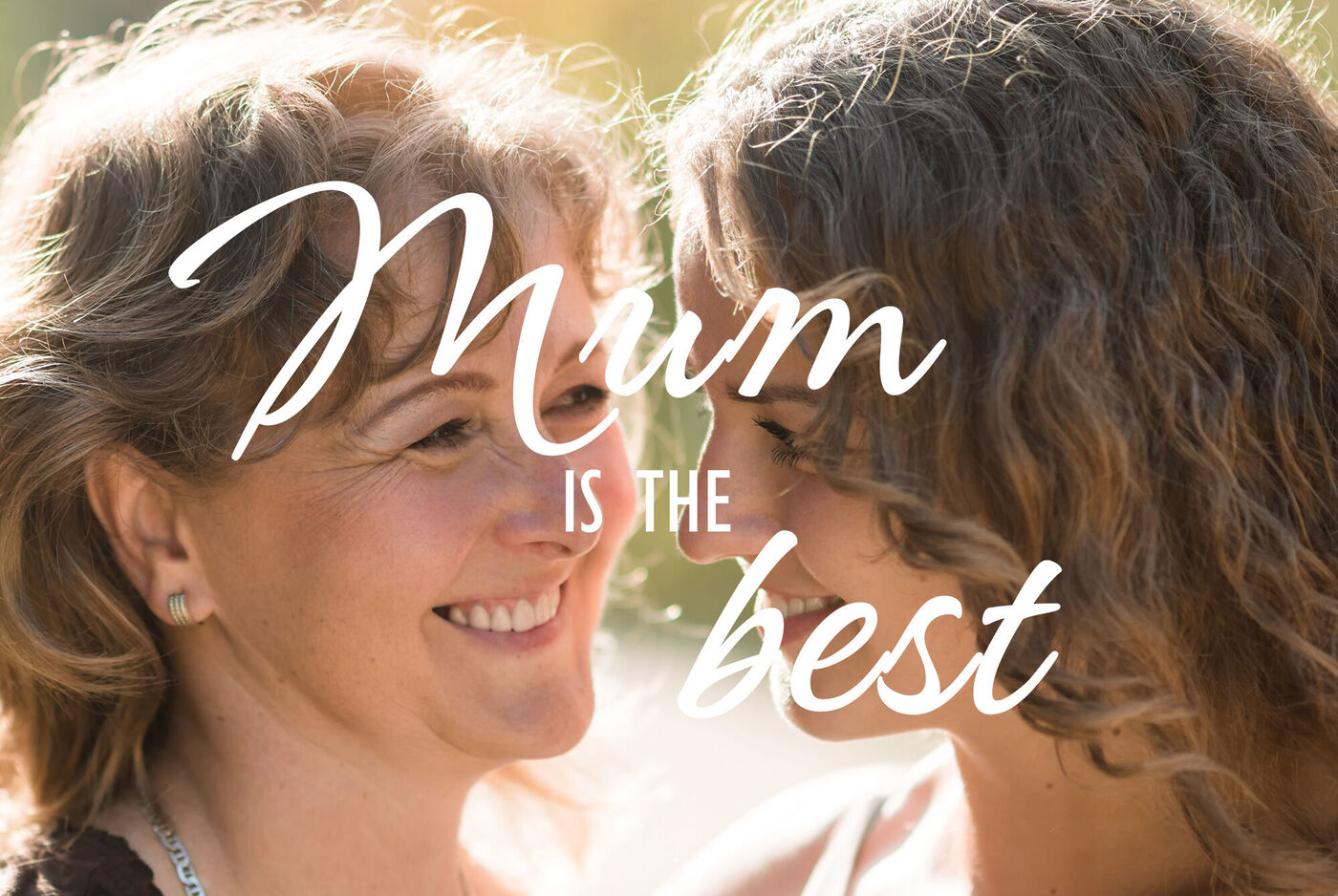 Dos mujeres sonríen amablemente y se miran, rodeadas de un ambiente soleado.