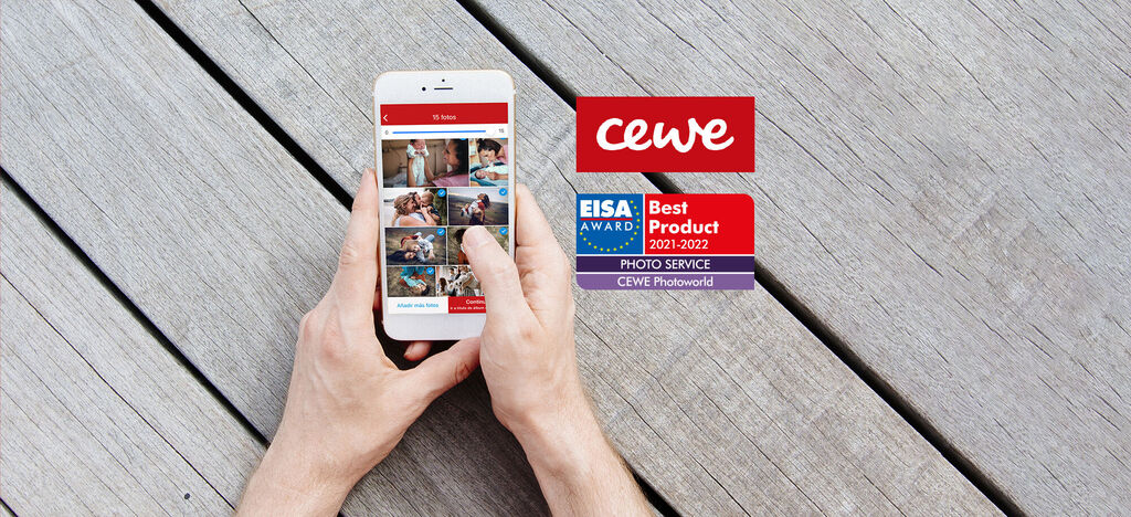 Persona que navega por una app de CEWE Fotolibro en un smartphone