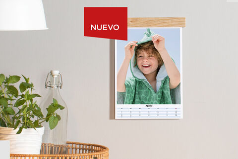 Un niño feliz muestra su toalla en un calendario de fotos.