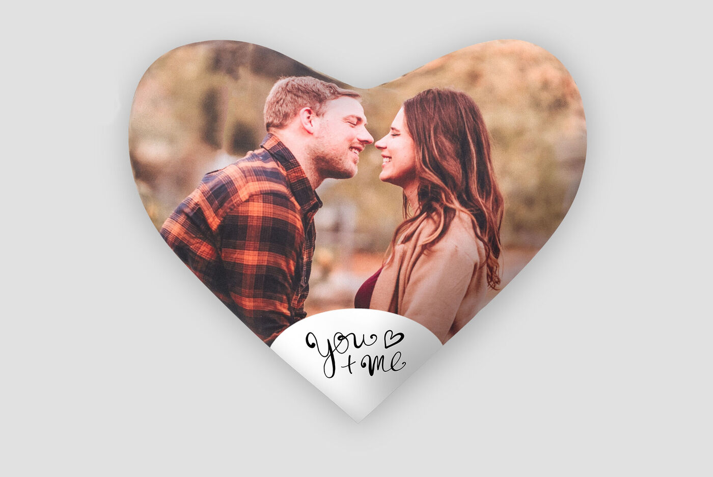 Una pareja besándose frente a un fondo otoñal, mostrando su felicidad y cariño. Regalo CEWE para celebrar el amor.