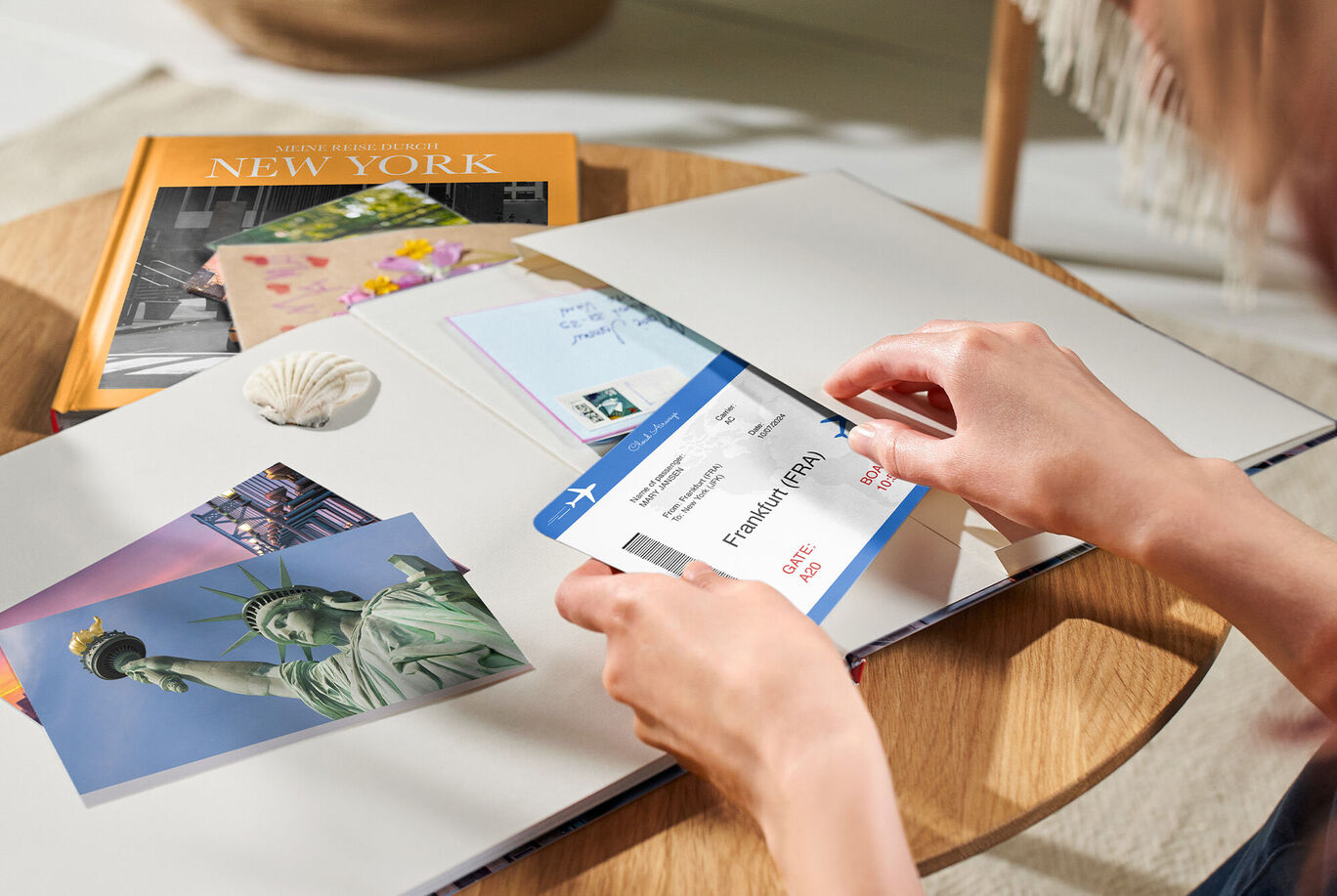 Compartimento para guardar tus recuerdos de viaje en los álbumes de fotos CEWE.