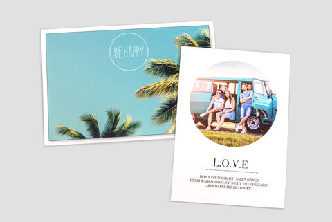 Postal con palmeras y el texto 'SE FELIZ' con foto de amigos ante un furgón azul con 'L.O.V.E.'