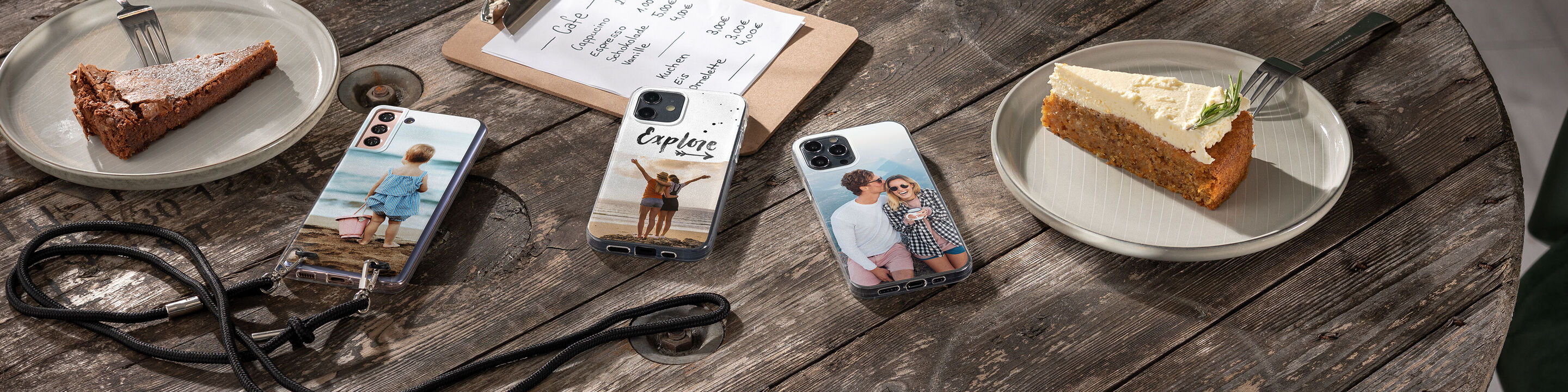 Fundas de móvil personalizadas con motivos tiernos, rodeadas de deliciosos postres.