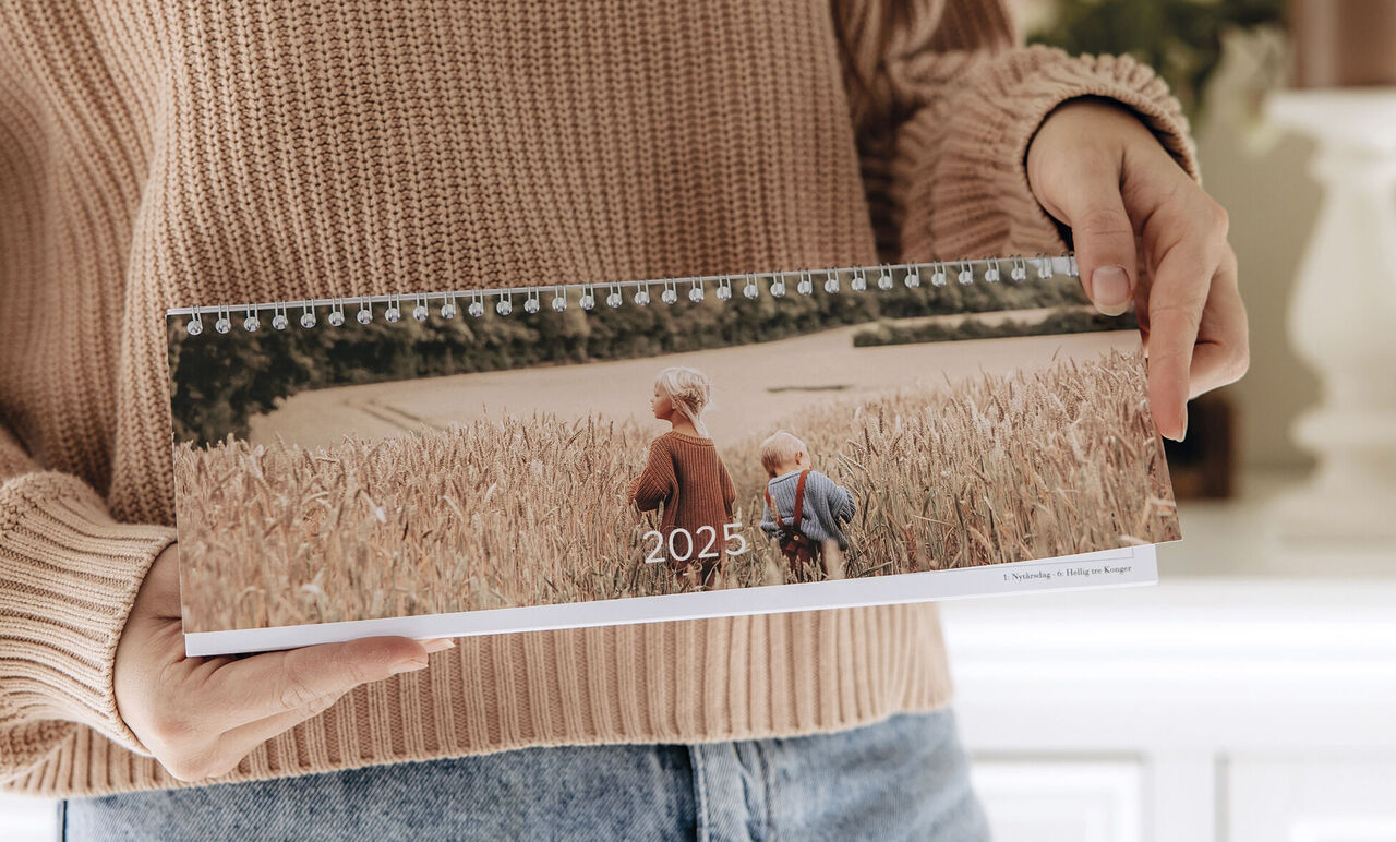 Calendario de mesa horizontal personalizado con fotos. Imagen de un campo de trigo con dos niños pequeños en la portada del calendario.