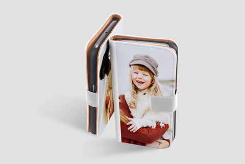 Funda de móvil con una foto cariñosa de una persona y su mascota.