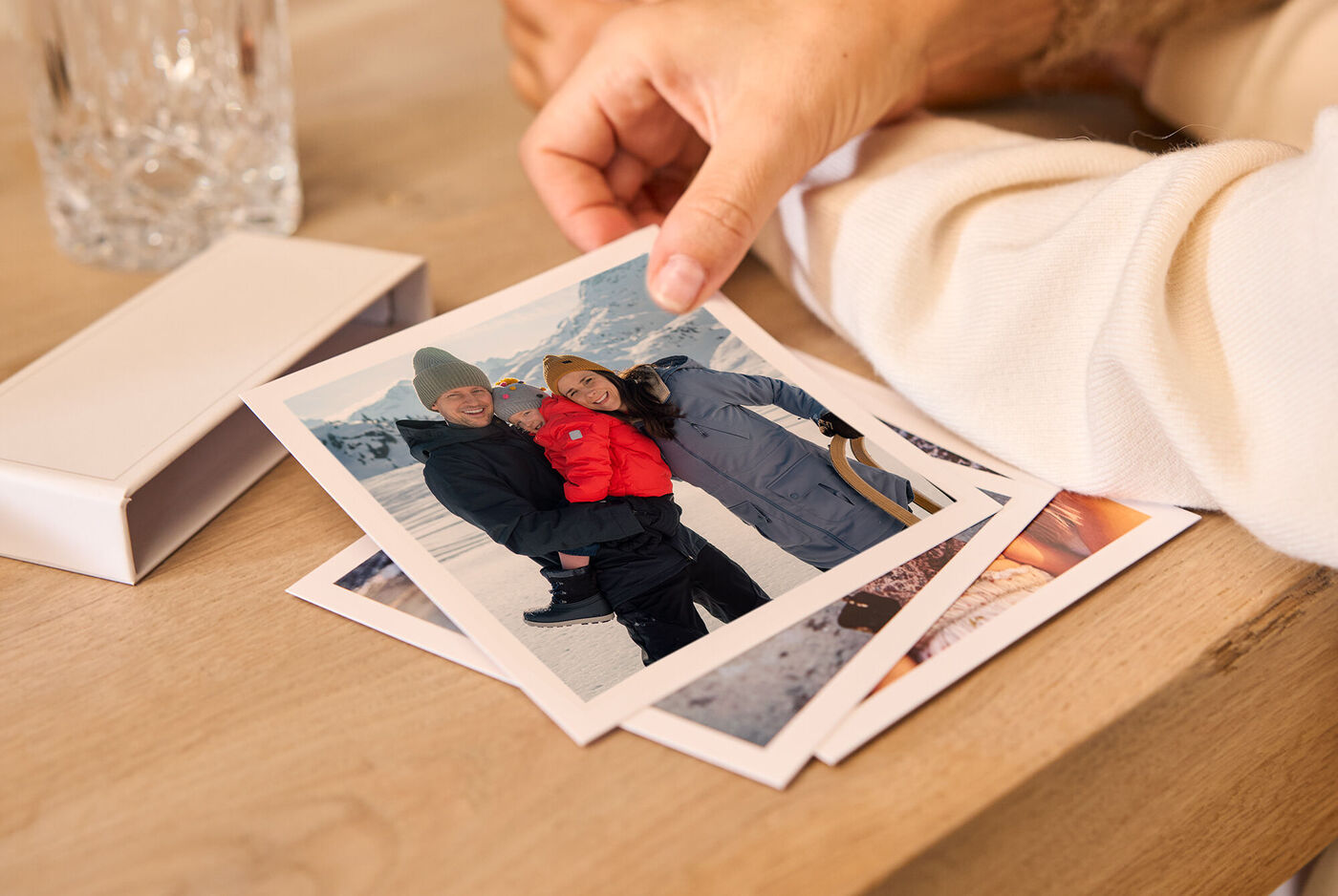 fotos retro cuadradas con borde blanco a los lados.