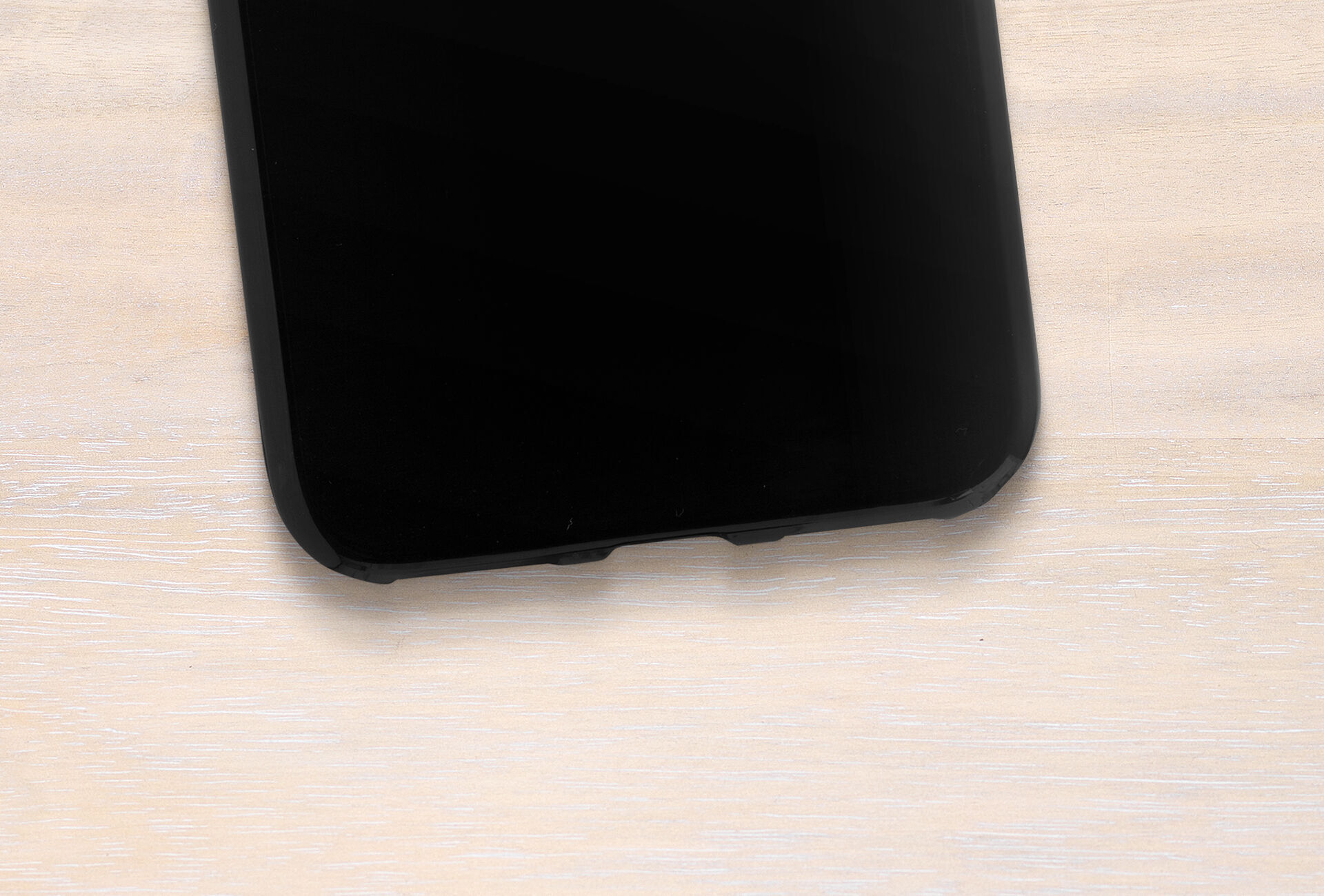 Smartphone negro sobre un fondo de madera clara