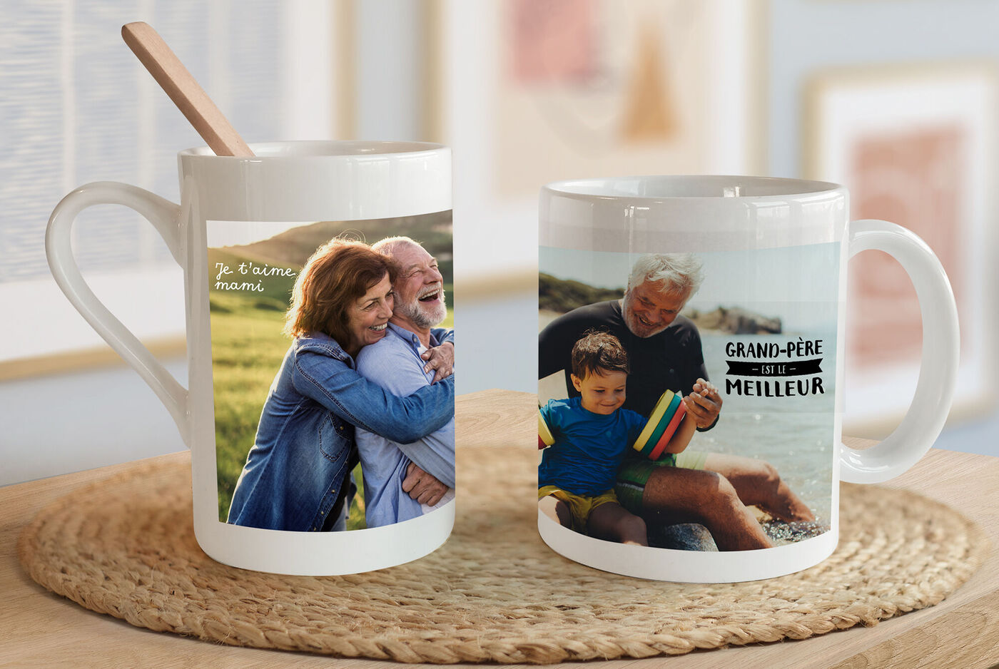 Dos tazas creativas con fotos personalizadas. Una muestra un abrazo y la otra un abuelo con un nieto en la playa.