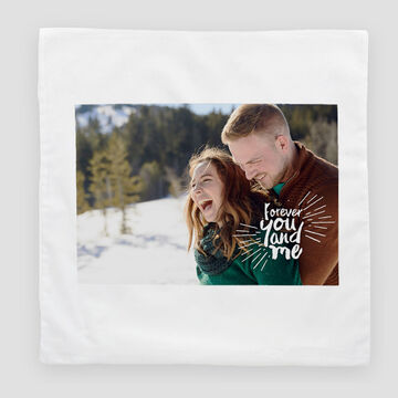 Una pareja disfruta de un abrazo en la naturaleza, rodeados de un paisaje invernal