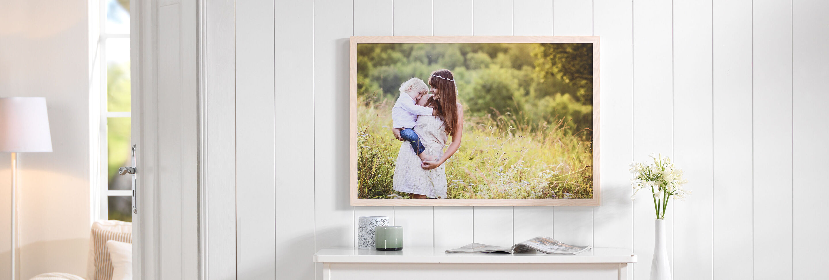 Una madre abraza a su hijo en un campo florido rodeado de naturaleza