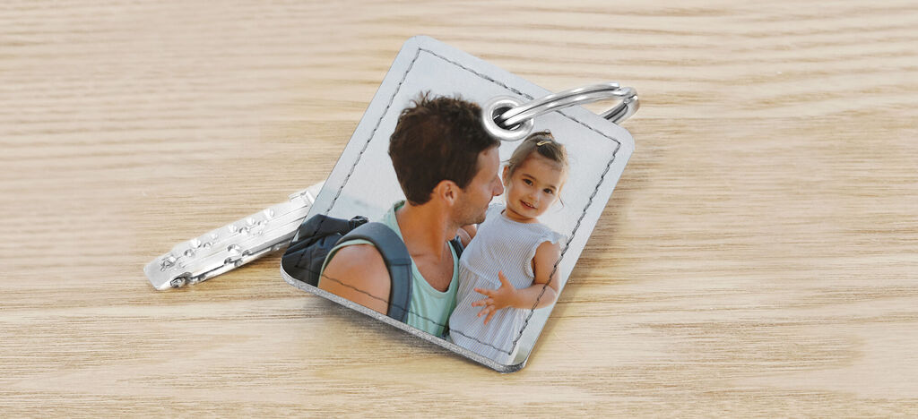 Persona con llavero que muestra una foto familiar