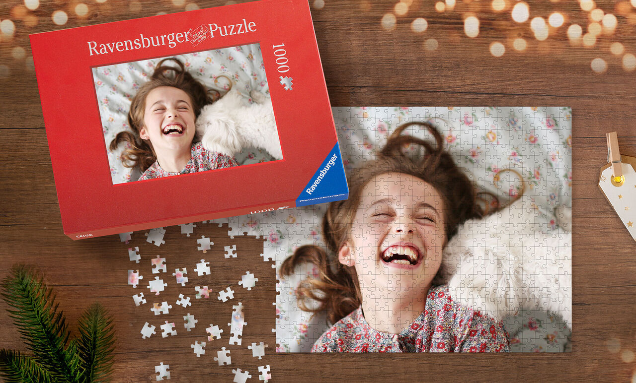 Caja de rompecabezas con un motivo de una habitación infantil y muchas piezas de rompecabezas incompletas.