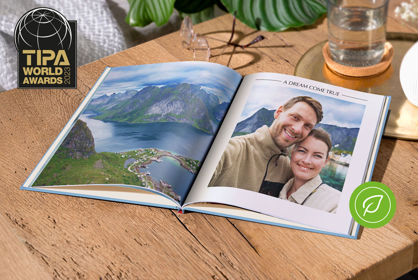 Un álbum de fotos abierto sobre una mesa con bellas imágenes de paisajes y recuerdos personales.