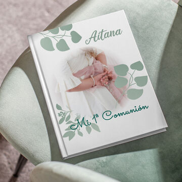 Bonito álbum para la primera comunión con detalles en verde y el nombre Aitana.