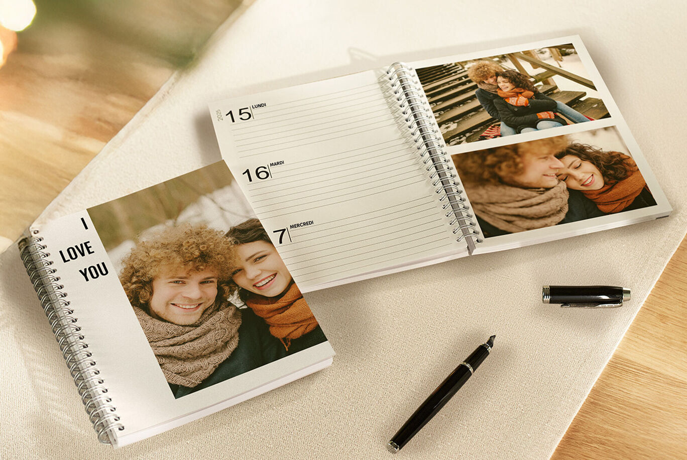 Un calendario fotográfico diseñado con cariño, con fotos personales y notas, evoca recuerdos positivos.