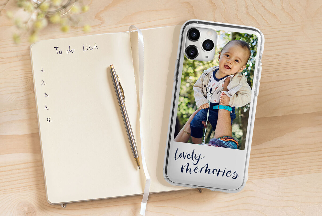 Un teléfono personalizado con una foto y el texto 'lovely memories' en una mesa de madera.