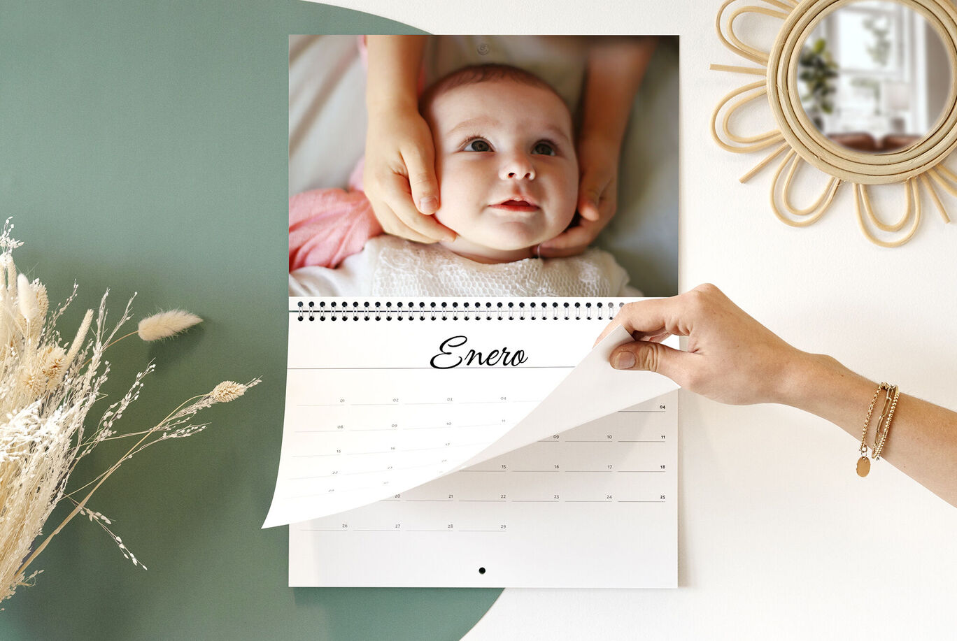 Una mano pasa páginas de un calendario titulado 'Enero'.