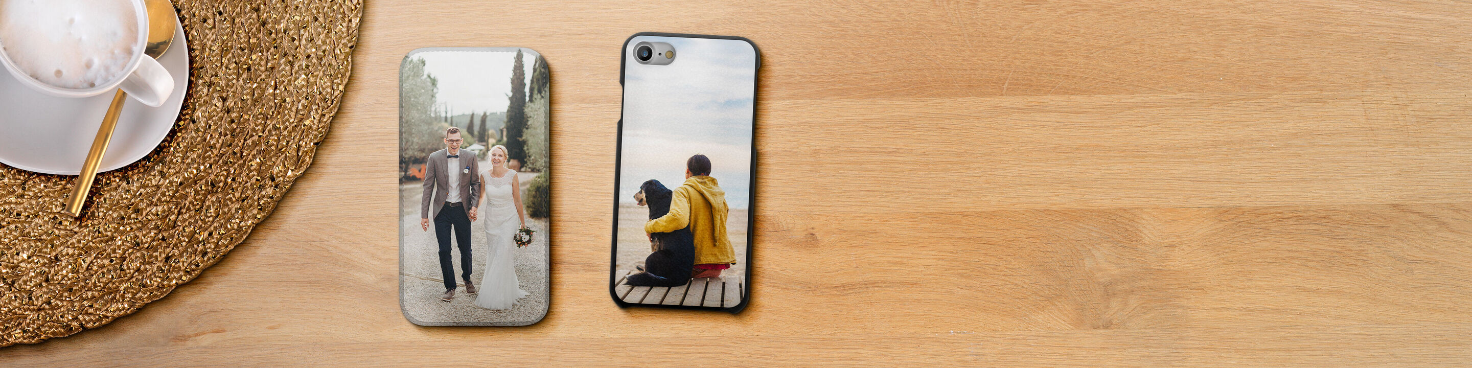 Dos fundas de teléfono con fotos personales: una pareja en la ciudad, otra persona con perro en lago.