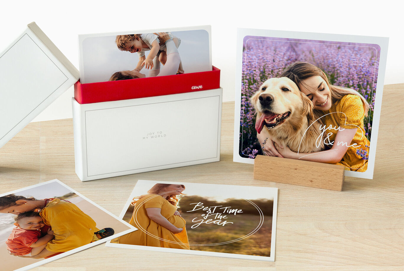 Una foto familiar feliz con un perro, rodeado de hermosas imágenes en un CEWE FOTOBOOK.