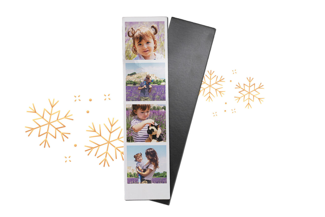 Un álbum de fotos con cuatro instantáneas amorosas de un niño en un paisaje floreciente, rodeado de copos de nieve encantadores