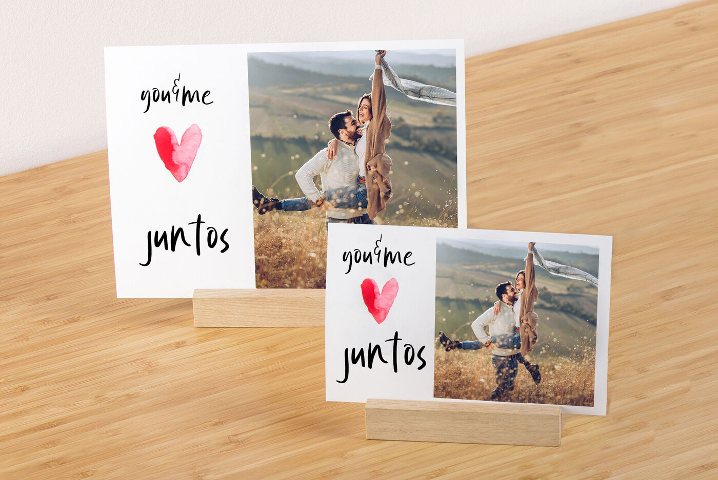 Dos tarjetas de felicitación con momentos felices de una pareja en un paisaje floreciente