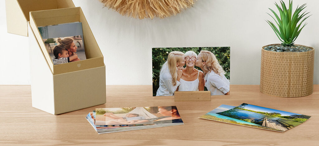 Un hermoso almacenamiento de fotos con imágenes de amigos y recuerdos de vacaciones.