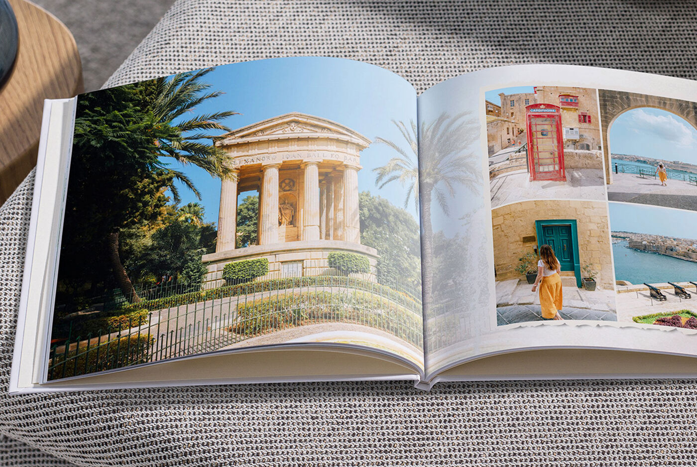 Libro de fotos abierto con imágenes de viajes mediterráneos.